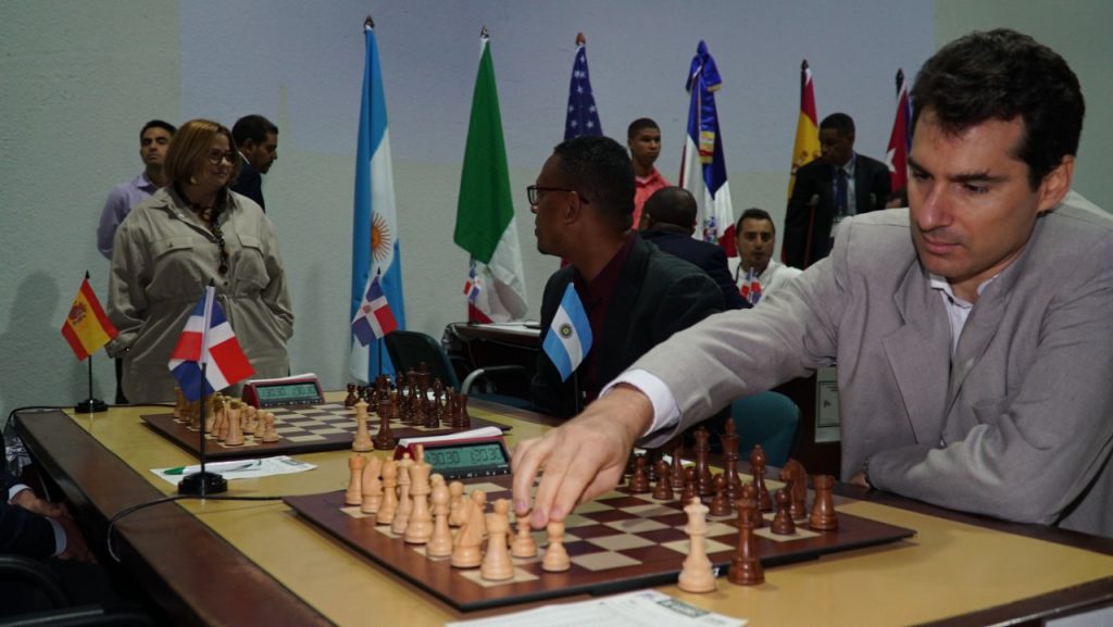 Histórico: Dos cubanos terminan en el podio del Campeonato de Ajedrez de  Estados Unidos